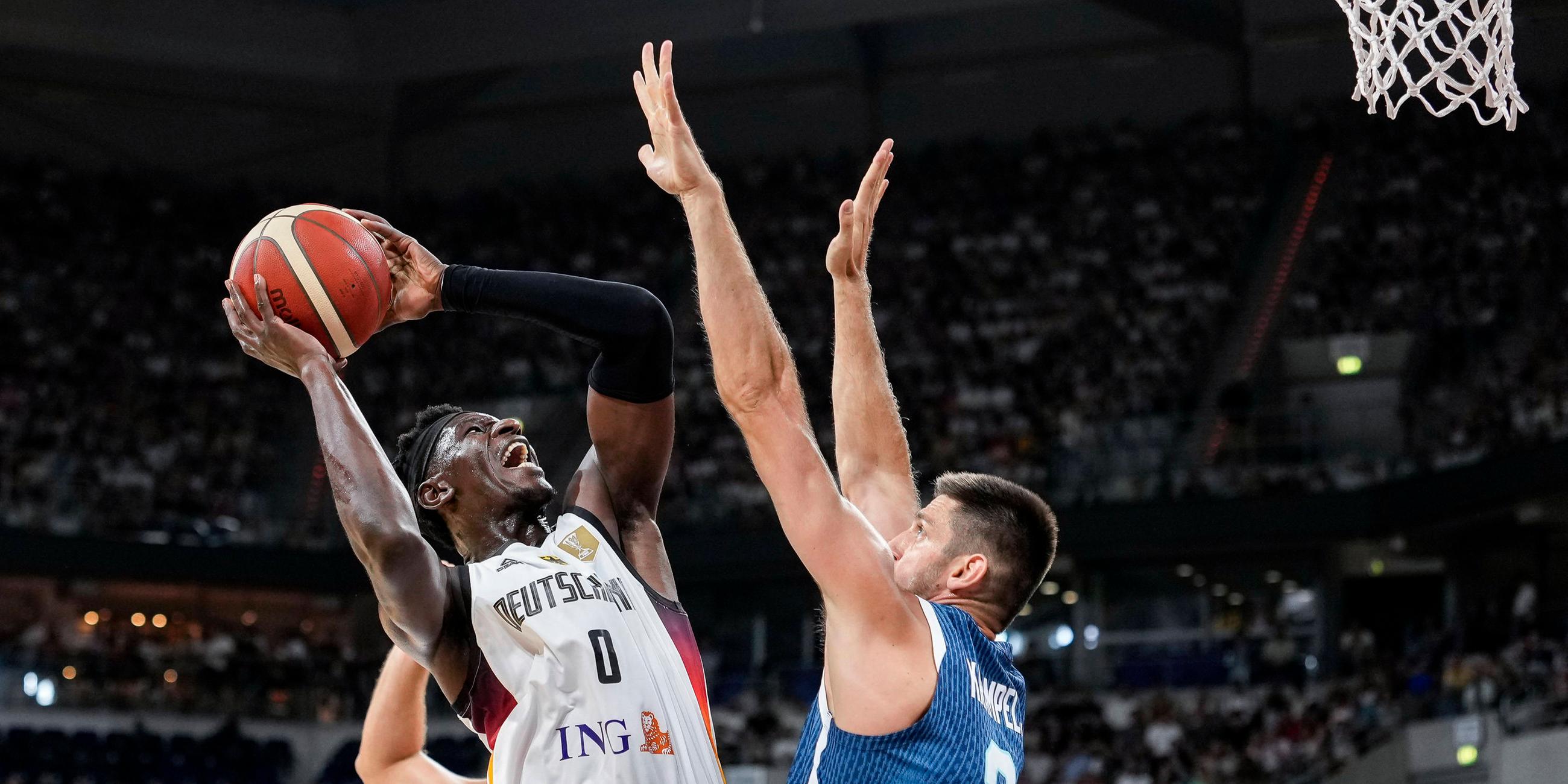 Deutschlands Isaac Bonga und Sloweniens Martin Krampelj im Zweikampf.