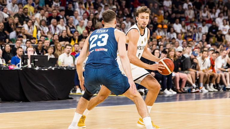 Deutschlands Franz Wagner und Sloweniens Luka Scuka im Kampf um den Ball.