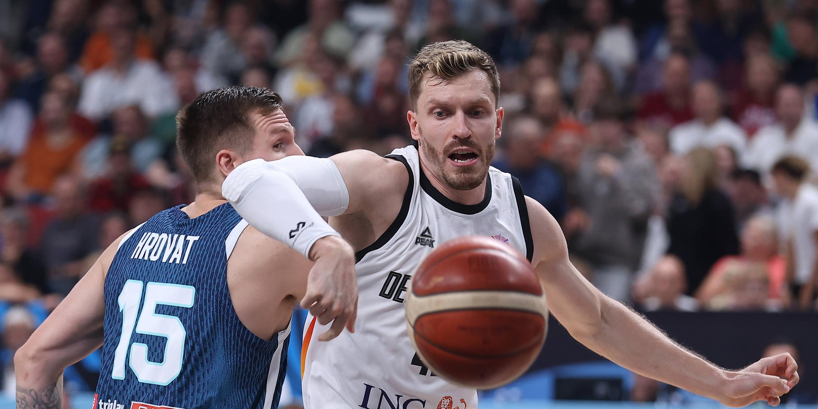 Andreas Obst, Basketballspieler der deutschen Nationalmannschaft, im EM-Spiel gegen Slowenien in der Xiaomi Arena in Riga am 10. September 2025.