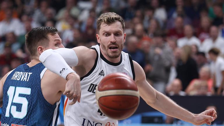 Andreas Obst, Basketballspieler der deutschen Nationalmannschaft, im EM-Spiel gegen Slowenien in der Xiaomi Arena in Riga am 10. September 2025.