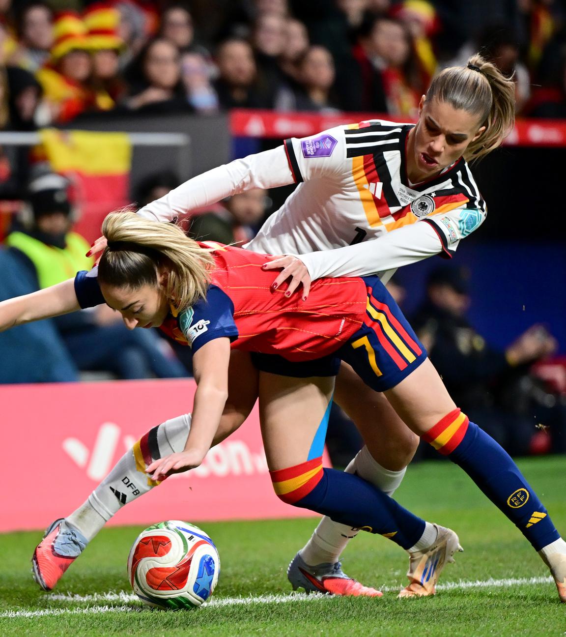 Selina Cerci (Deutschland) und Olga Carmona (Spanien) kämpfen. 