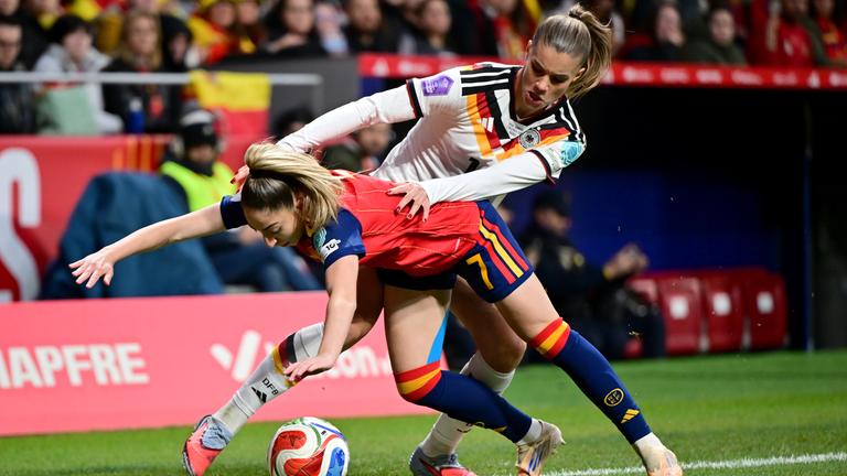 Selina Cerci (Deutschland) und Olga Carmona (Spanien) kämpfen. 