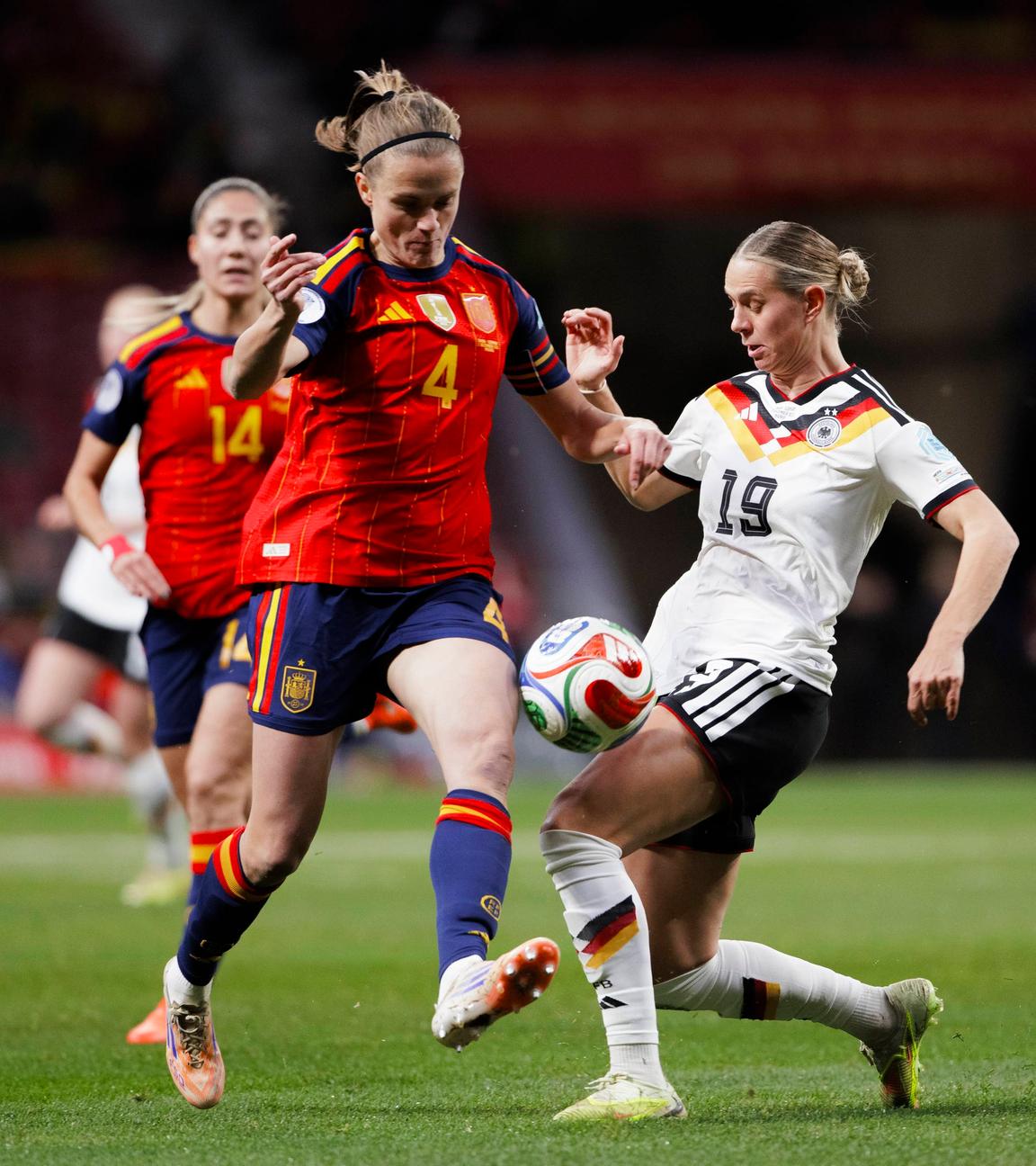 Die Spielerinnen von Spanien - Deutschland kämpfen. 