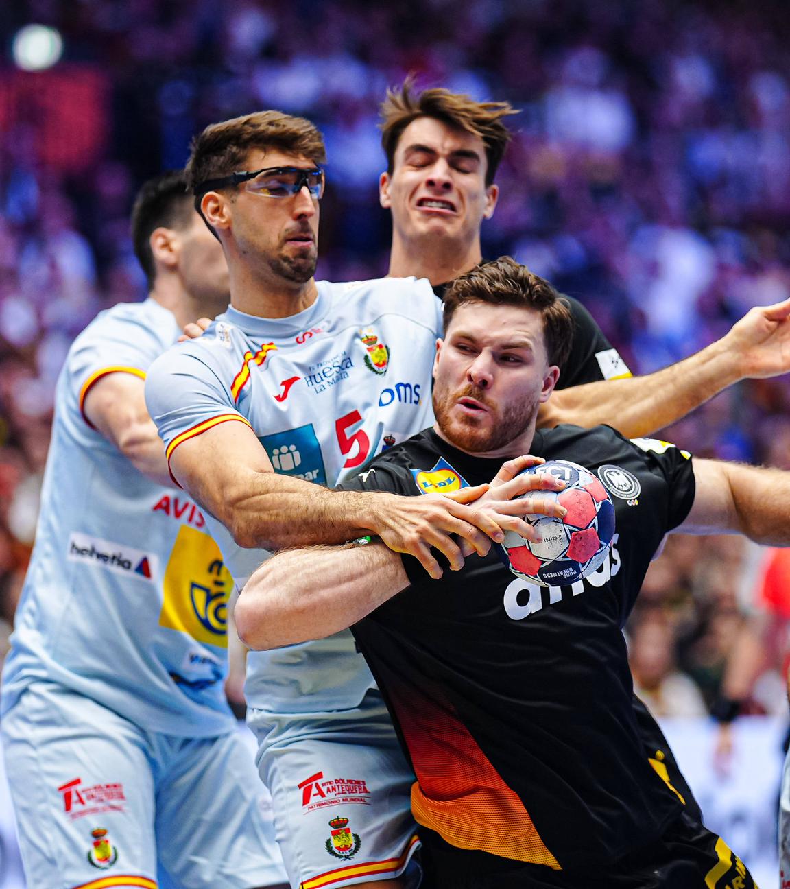 Antonio Serradilla (Spanien, 05) und Johannes Golla (Deutschland, 04) kämpfen. 