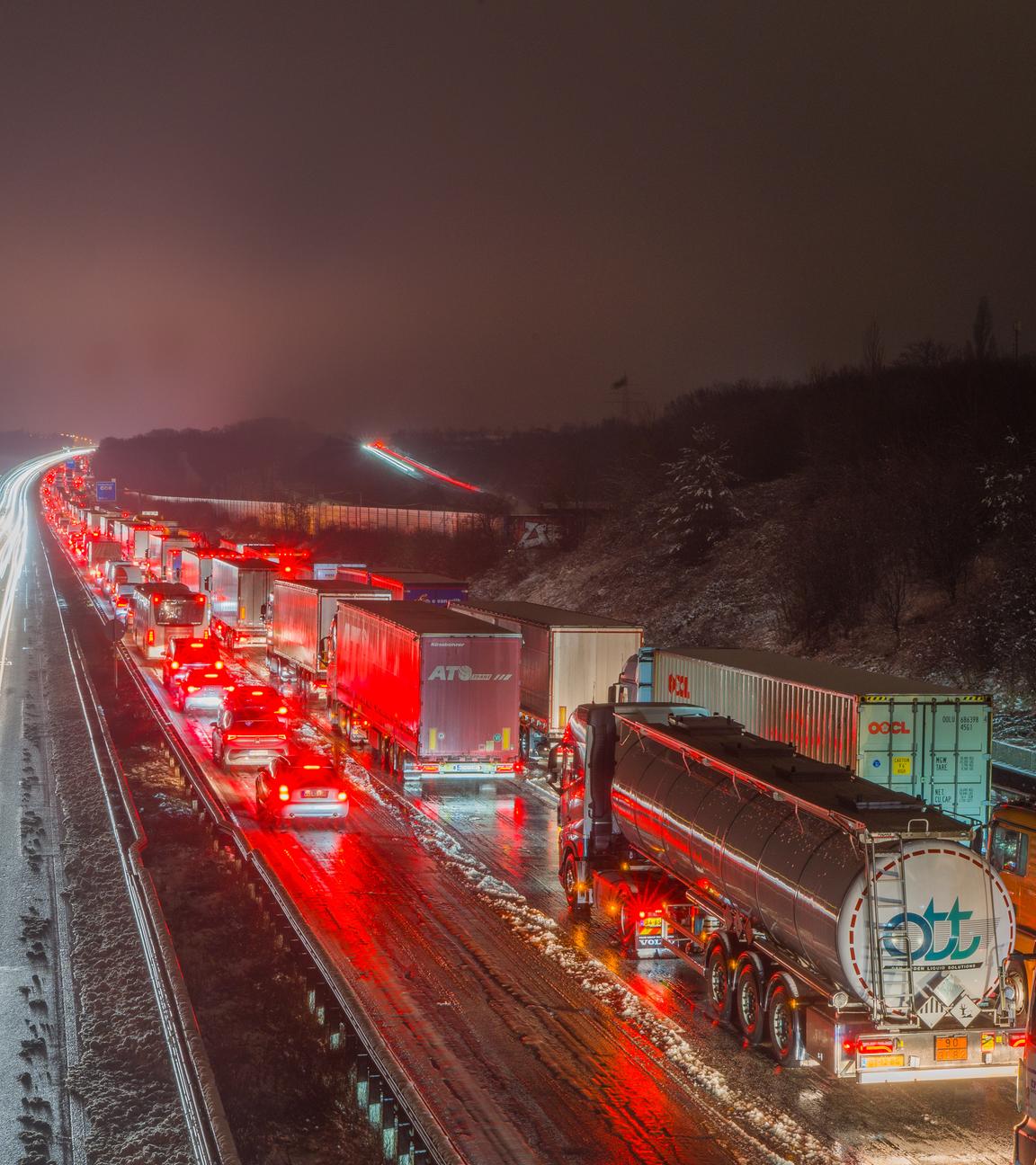 Ein langer Stau auf der Autobahn