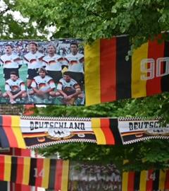 Viele Deutschlandflaggen. Außerdem Flaggen mit der Fußball-Nationalmannschaft und Flaggen mit der Aufschrift "Deutschland"