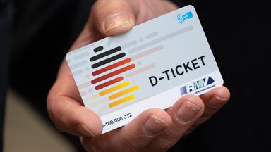 Ein «D-Ticket» im Chipkartenformat wird anlässlich des Verkaufsstarts des Deutschlandtickets im Frankfurter Hauptbahnhof auf einem Pressetermin gezeigt.