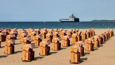 Strandkörbe bei sonnigem Wetter am Meer in Travemünde