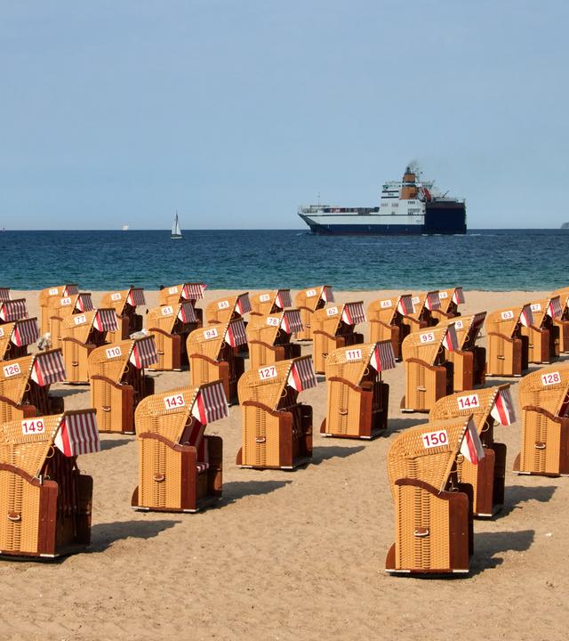 Strandkörbe bei sonnigem Wetter am Meer in Travemünde