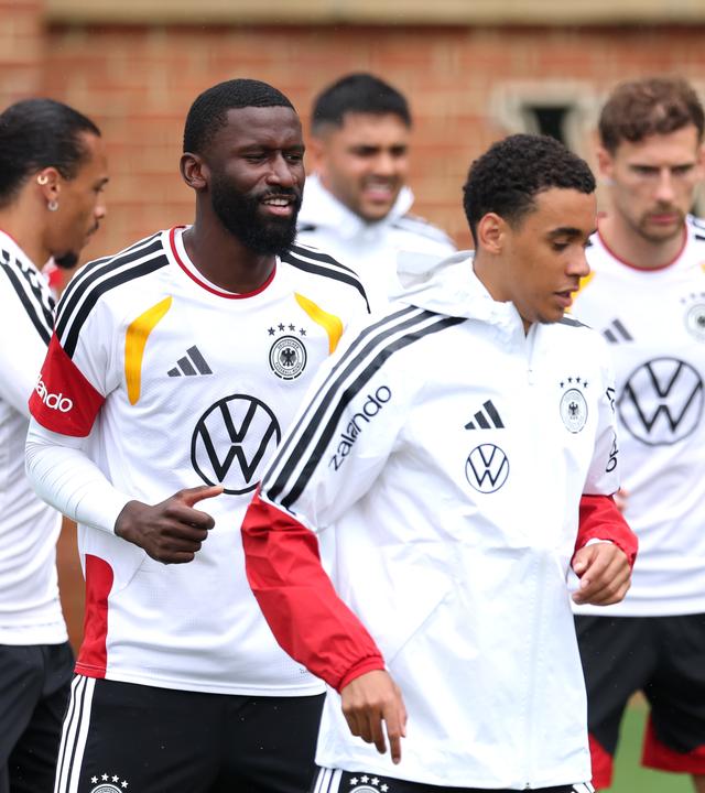 Die deutschen Nationalspieler trainieren vor dem letzten WM-Gruppenspiel gegen Ecuador.