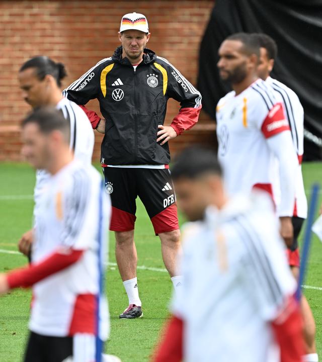 Der deutsche Nationaltrainer Julian Nagelsmann schaut der deutschen Nationalmannschaft beim Training zu