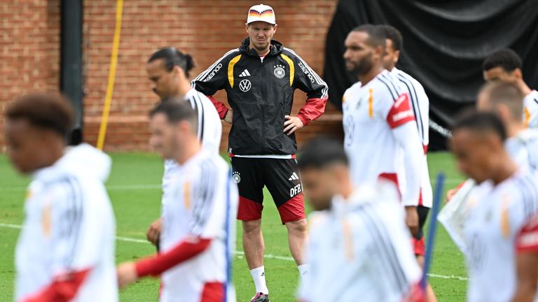 Der deutsche Nationaltrainer Julian Nagelsmann schaut der deutschen Nationalmannschaft beim Training zu