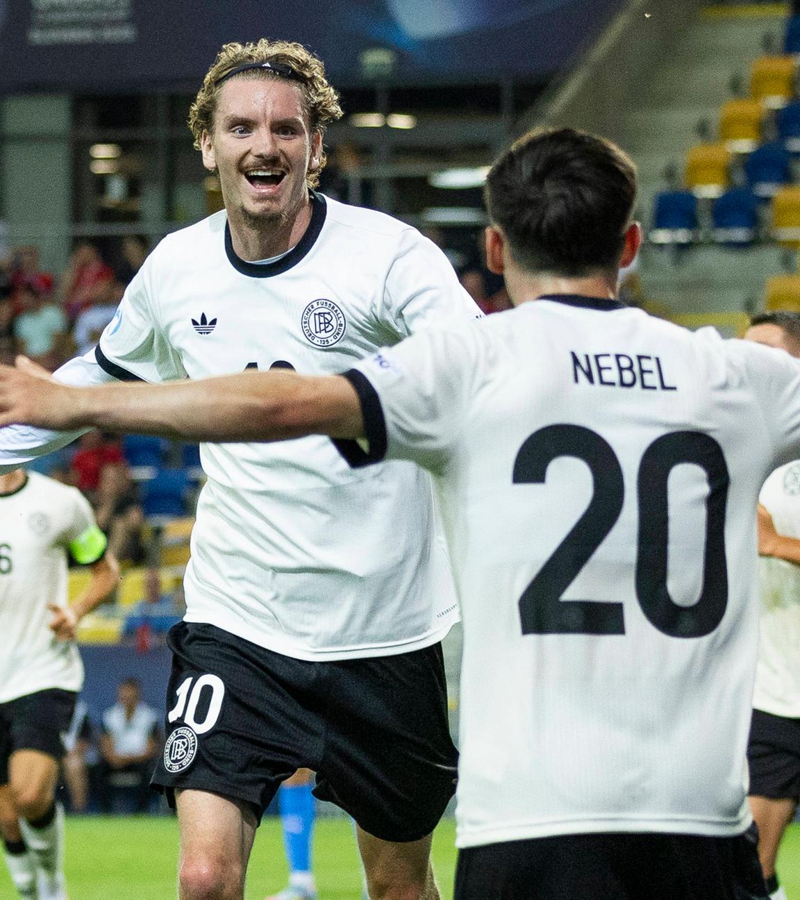 Deutschlands Nick Woltemade und Paul Nebel jubeln beim Spiel gegen Tschechien am 15.06.2025.