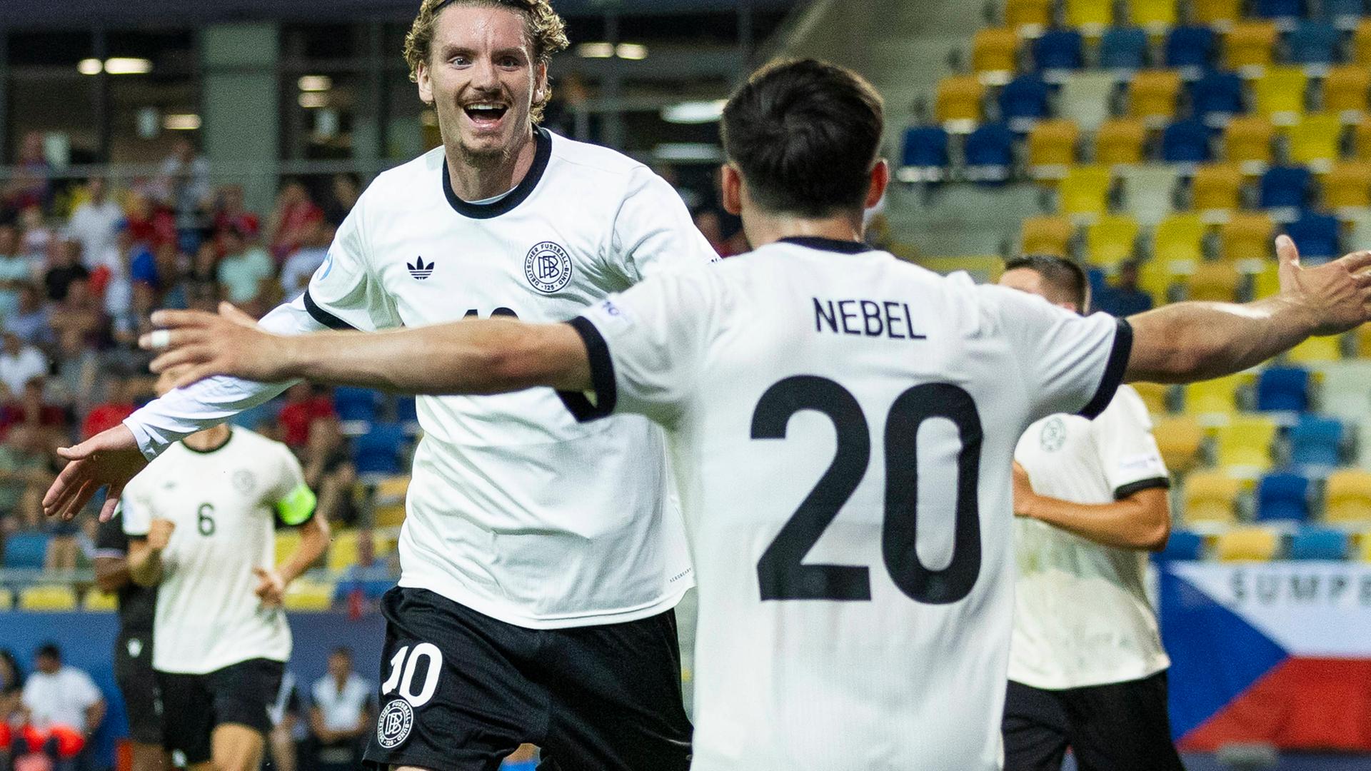 Deutschlands Nick Woltemade und Paul Nebel jubeln beim Spiel gegen Tschechien am 15.06.2025.