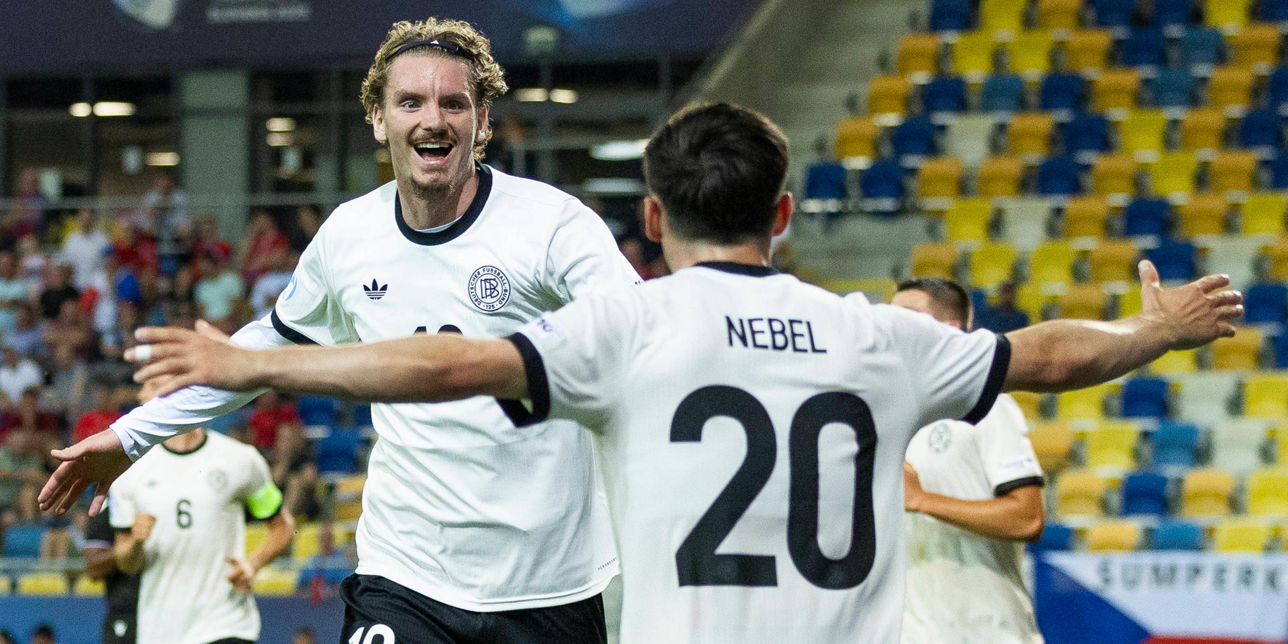 Deutschlands Nick Woltemade und Paul Nebel jubeln beim Spiel gegen Tschechien am 15.06.2025.