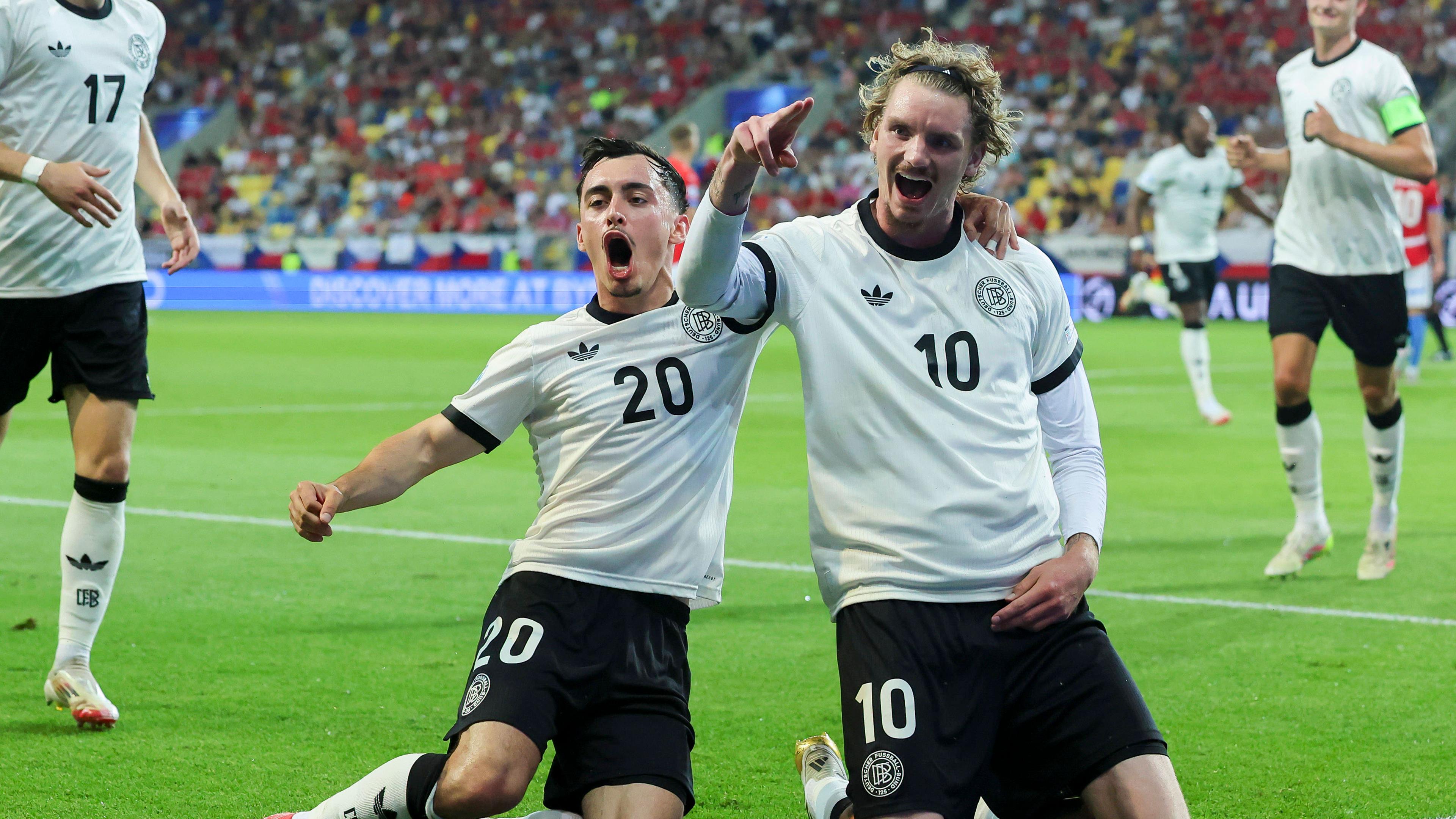 Deutschlands Nick Woltemade bejubelt mit Paul Nebel seinen Treffer zum 0:3 gegen Tschechien am 15.06.2025.