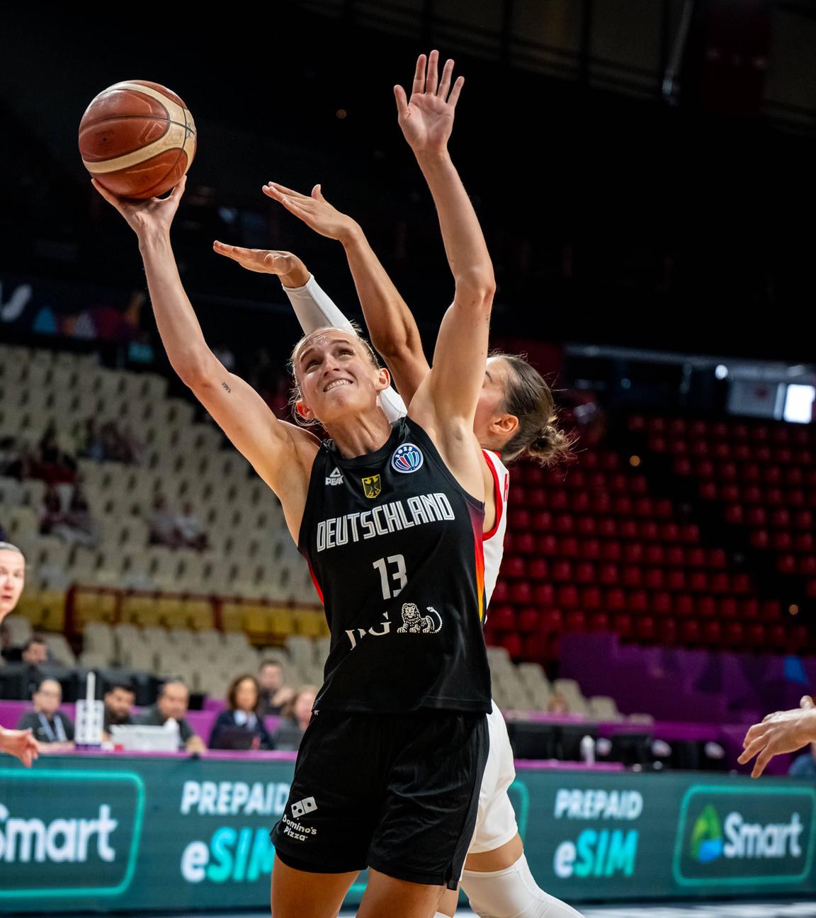 Leonie Fiebich (Deutschland, No.13) in Aktion.