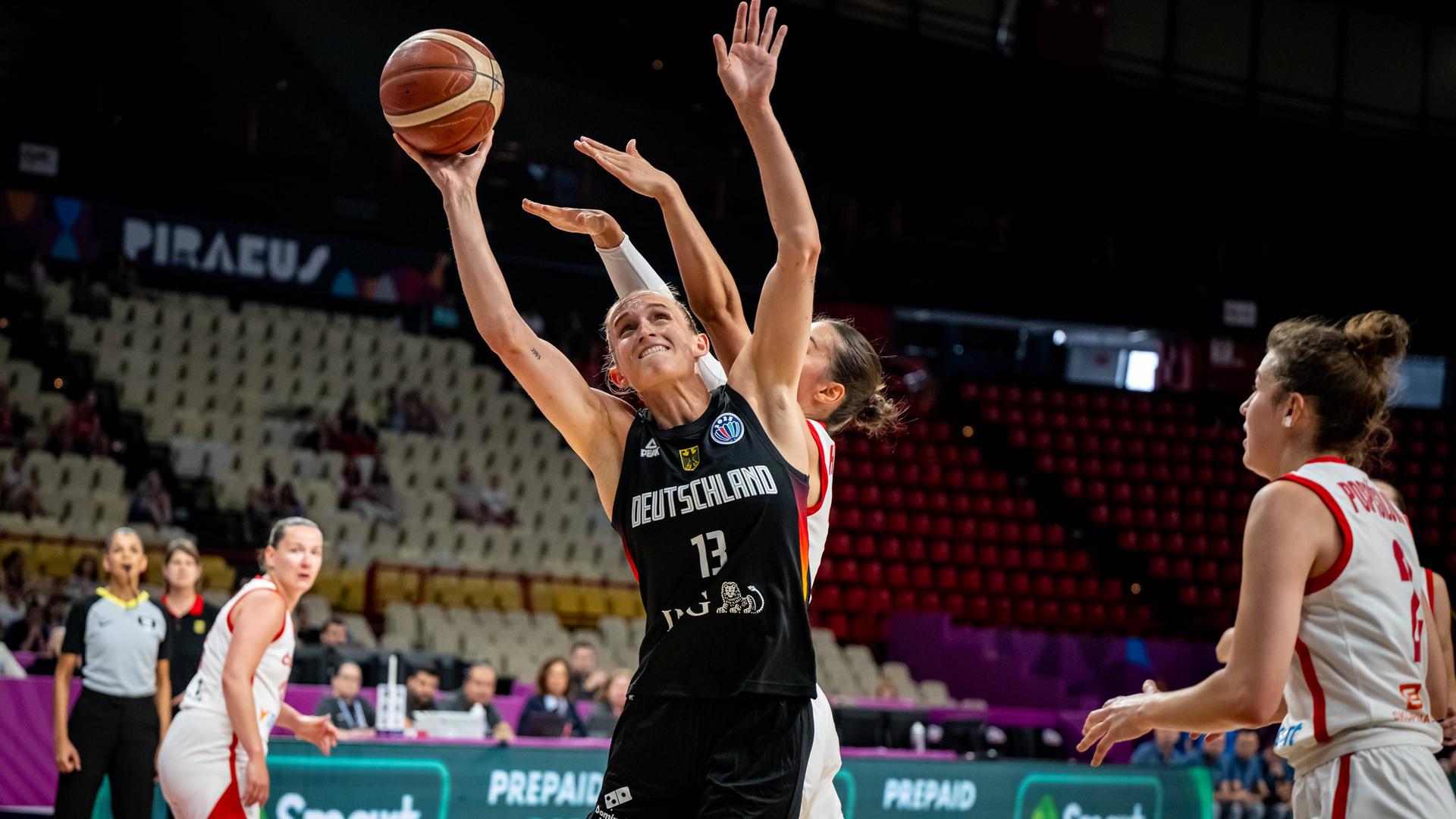 Leonie Fiebich (Deutschland, No.13) in Aktion.