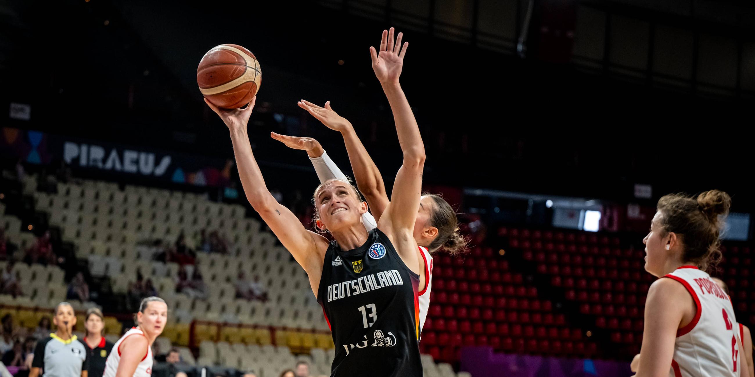 Leonie Fiebich (Deutschland, No.13) in Aktion.