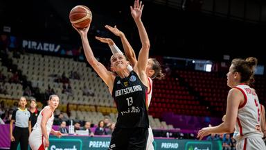 Leonie Fiebich (Deutschland, No.13) in Aktion.