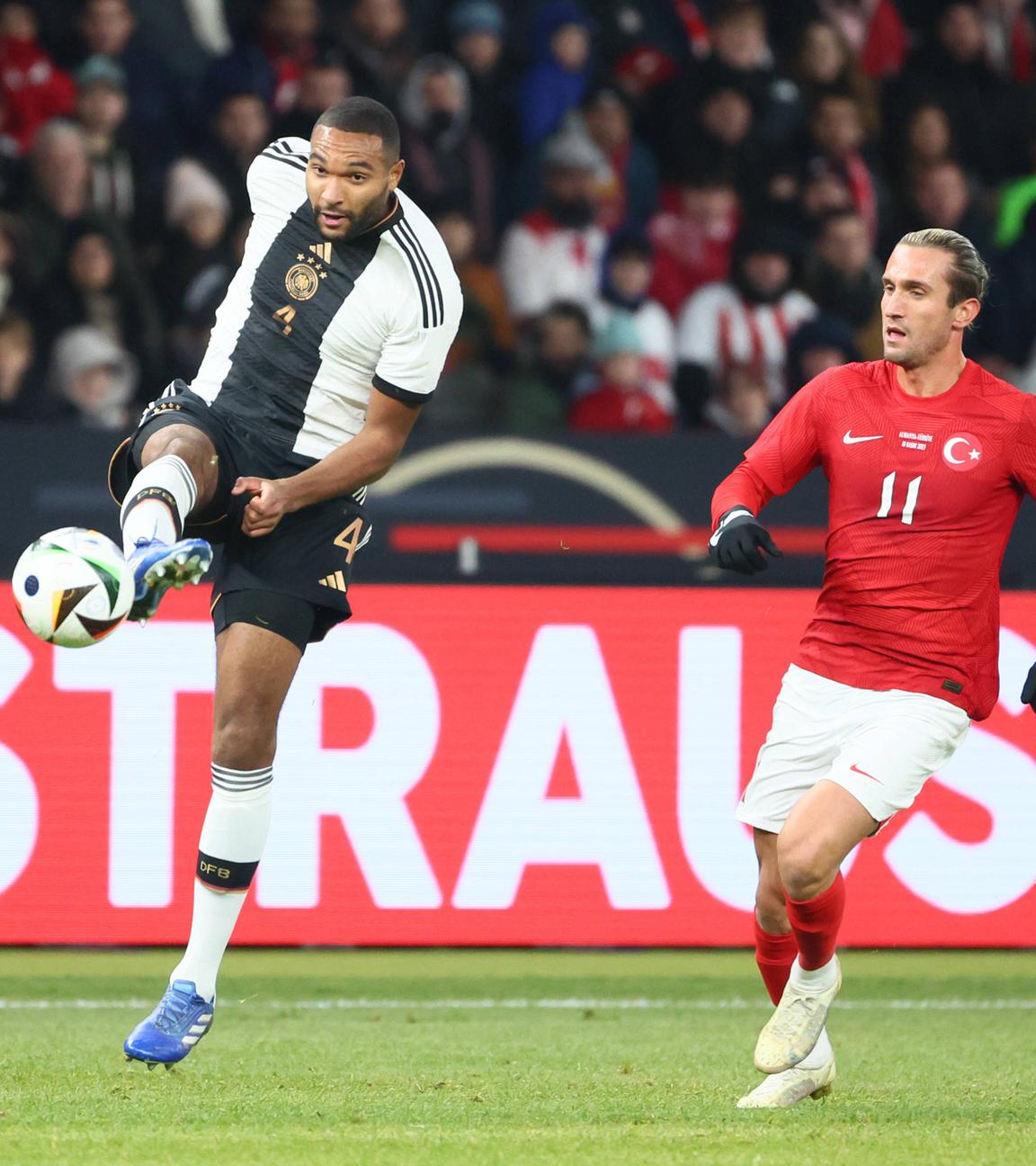 Jonathan Tah (Deutschland) und Yusuf Yazicõi (Türkei).