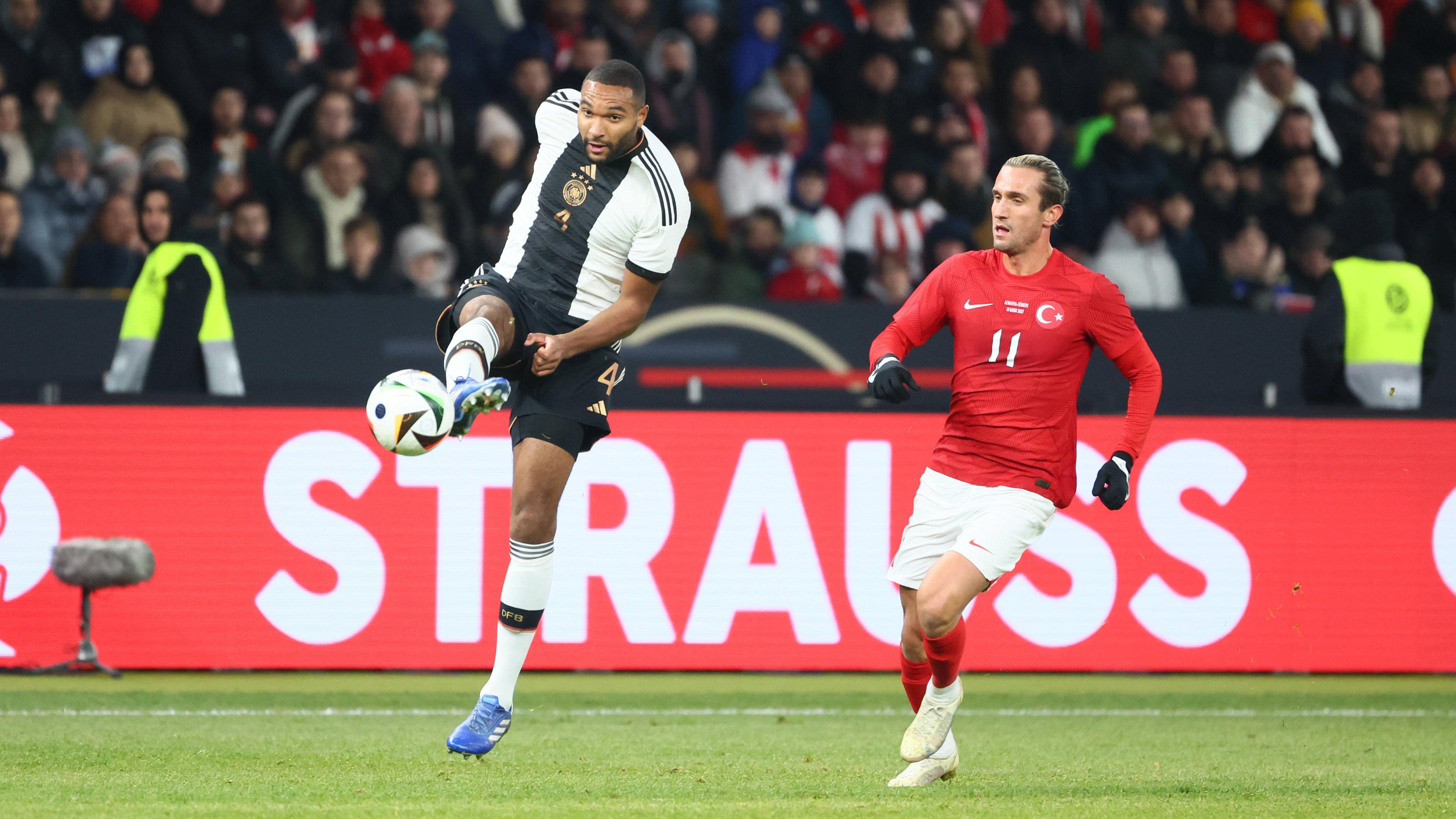 Jonathan Tah (Deutschland) und Yusuf Yazicõi (Türkei).