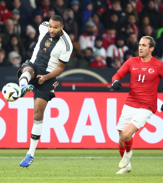 Jonathan Tah (Deutschland) und Yusuf Yazicõi (Türkei).