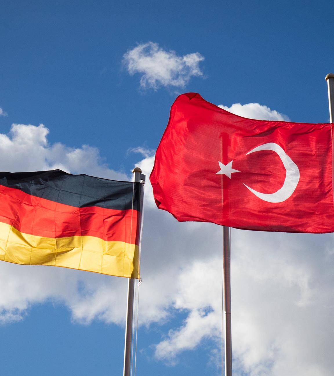 Deutsch-türkische Fahnen wehen nebeneinander