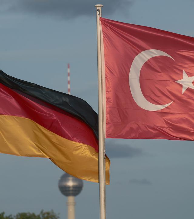 Symbolbild:  Eine deutsche und eine türkische Flagge