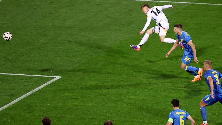 Deutschlands Maximilian Beier kommt zum Torschuss.