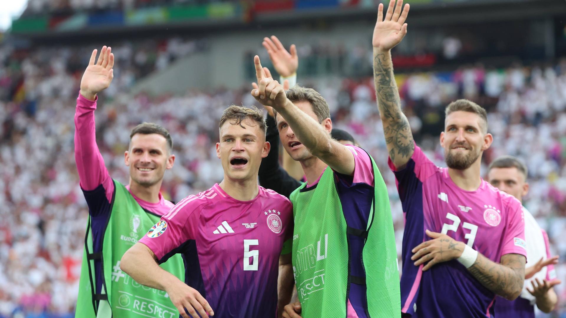 Die deutsche Mannschaft feiert ihren Einzug ins Achtelfinale der Europameisterschaft 2024.