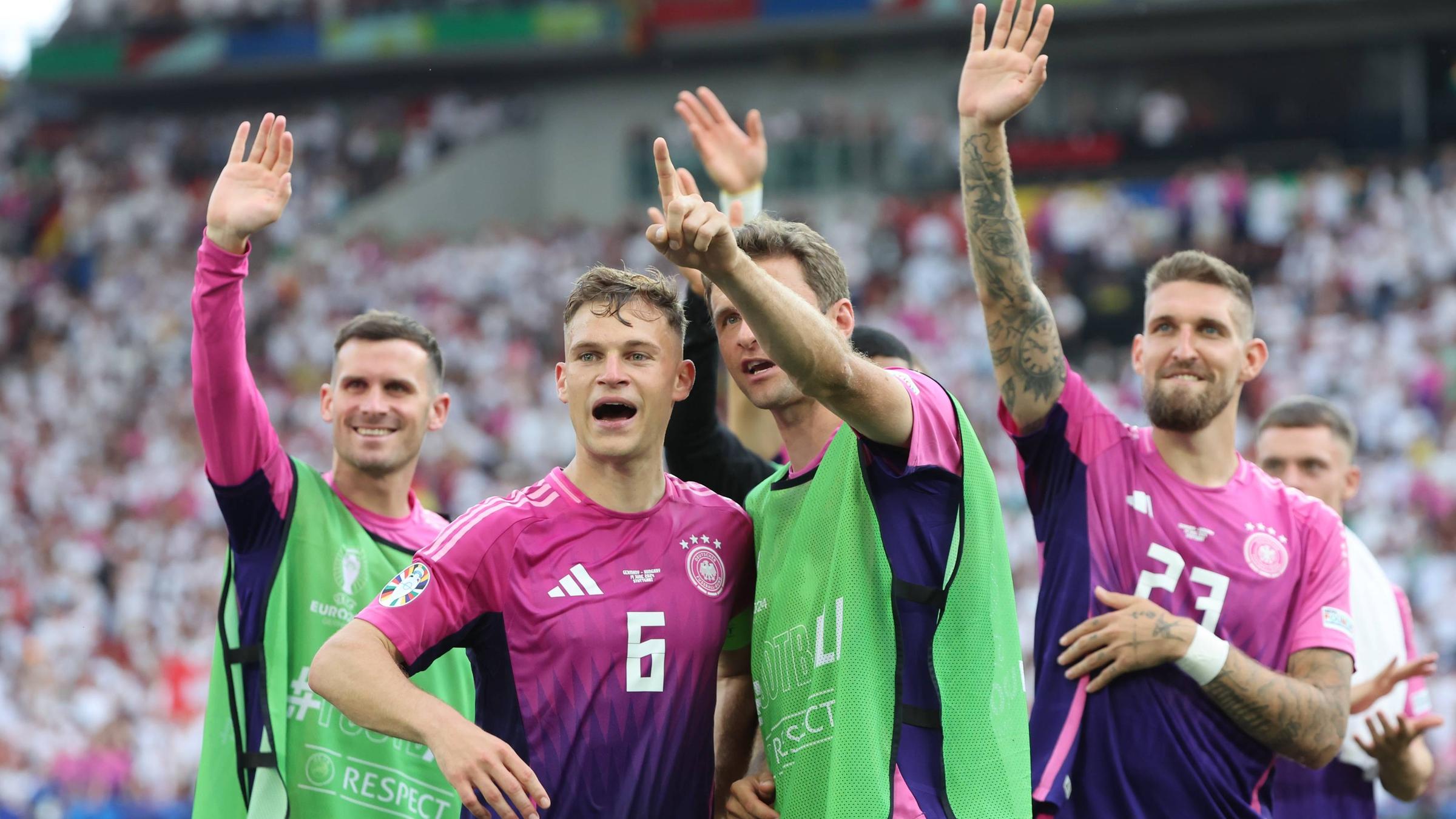 Die deutsche Mannschaft feiert ihren Einzug ins Achtelfinale der Europameisterschaft 2024.