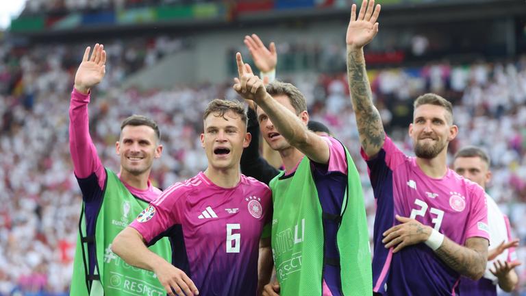 Die deutsche Mannschaft feiert ihren Einzug ins Achtelfinale der Europameisterschaft 2024.