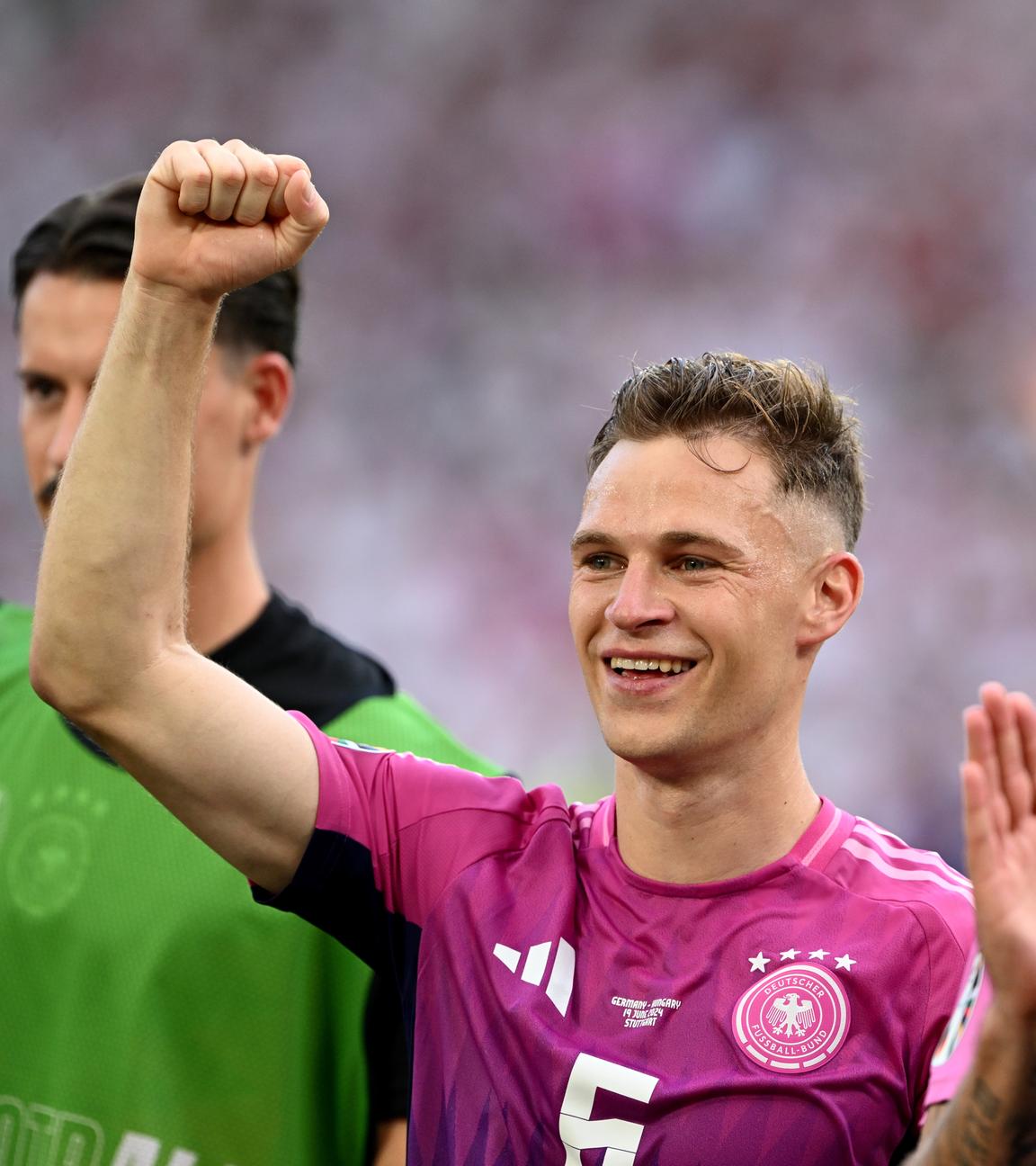 Joshua Kimmich und Robert Andrich jubeln nach dem 2:0-Sieg gegen Ungarn.