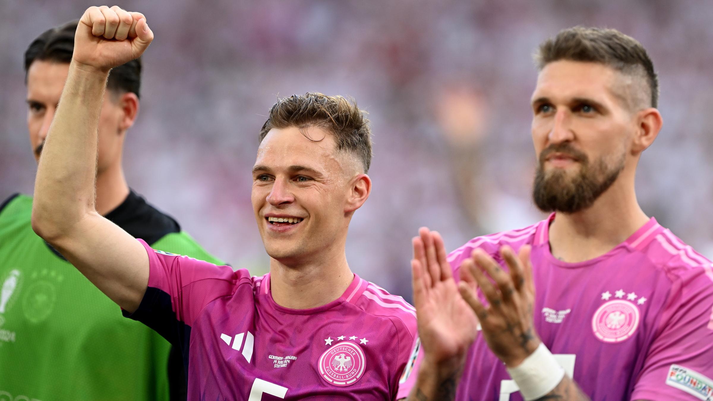 Joshua Kimmich und Robert Andrich jubeln nach dem 2:0-Sieg gegen Ungarn.