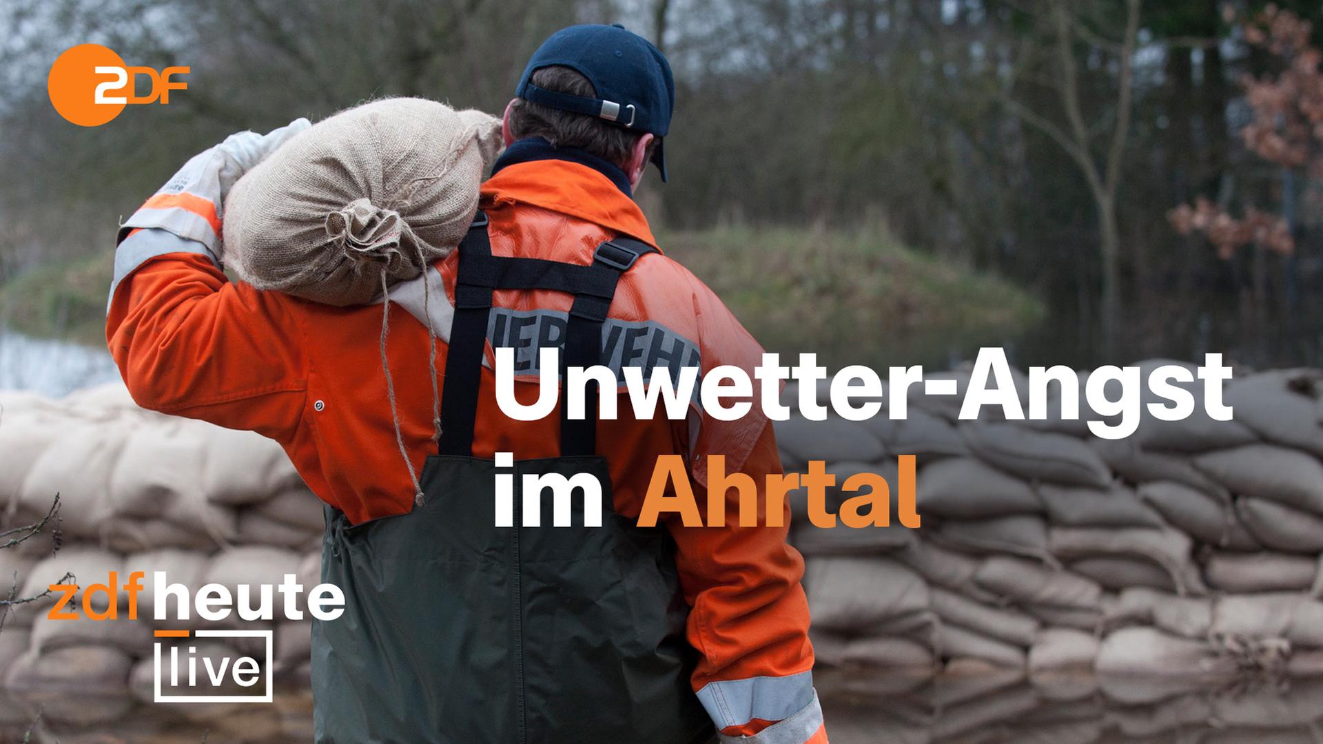 Feuerwehr-Mann mit Sandsack von hinten. Dazu der Text: Unwetter-Angst im Ahrtal