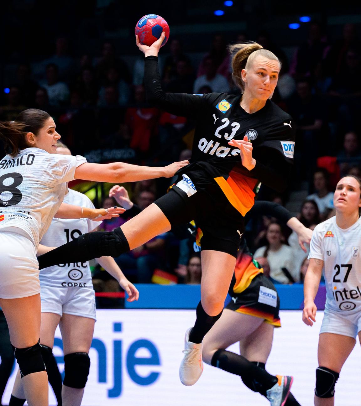 Camila Bianco Castiella (Uruguay) und Annika Lott (Deutschland) kämpfen. 