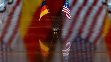 Symbolbild: Nationalflaggen von Deutschland und den USA.