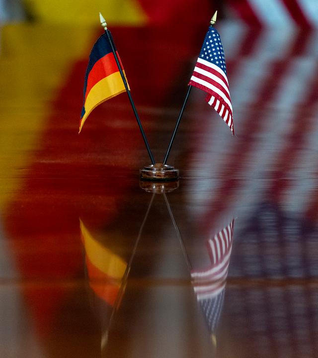 Symbolbild: Nationalflaggen von Deutschland und den USA.
