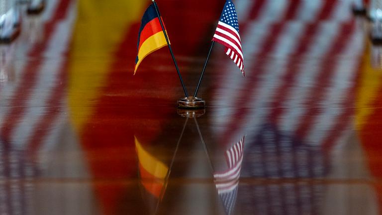 Symbolbild: Nationalflaggen von Deutschland und den USA.