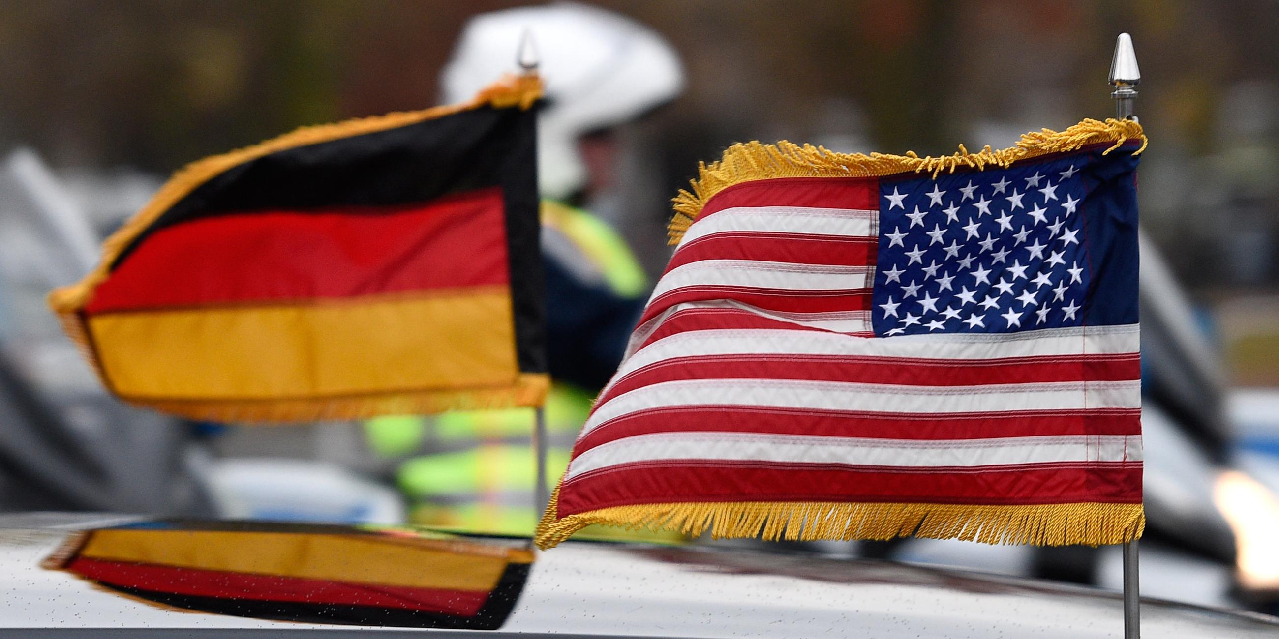 Deutsche und US-Flagge auf Auto