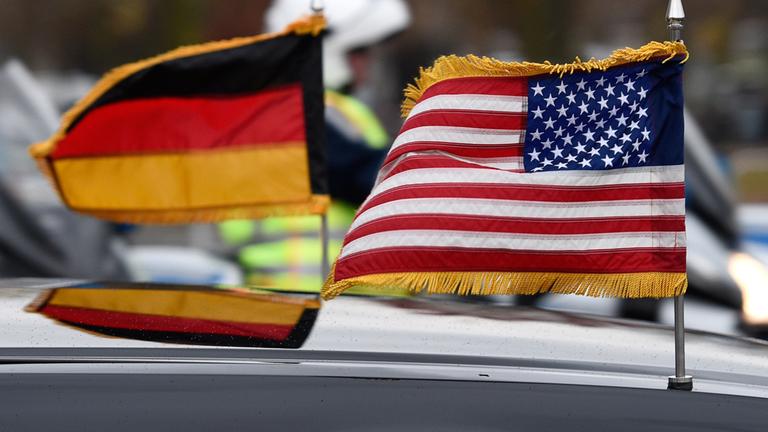 Deutsche und US-Flagge auf Auto