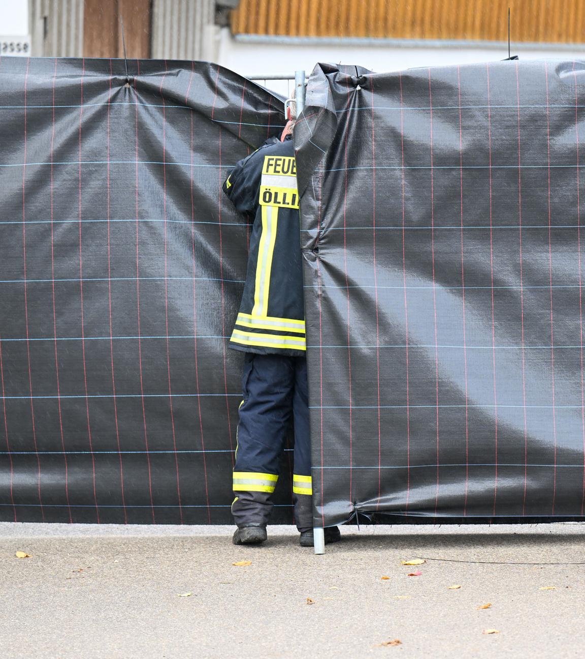 Ein Feuerwehrmann sperrt einen Geflügelbetrieb. Rund 15.000 Tiere mussten am Vortag nach dem Ausbruch der Vogelgrippe getötet werden.