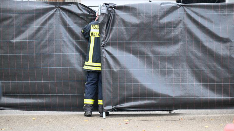 Ein Feuerwehrmann sperrt einen Geflügelbetrieb. Rund 15.000 Tiere mussten am Vortag nach dem Ausbruch der Vogelgrippe getötet werden.