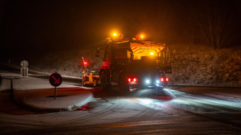 Einsatzfahrzeug streut Salz auf die Straßen