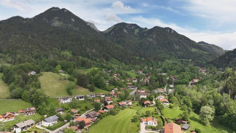Ortschaft in den Bergen des bayerischen Inntals
