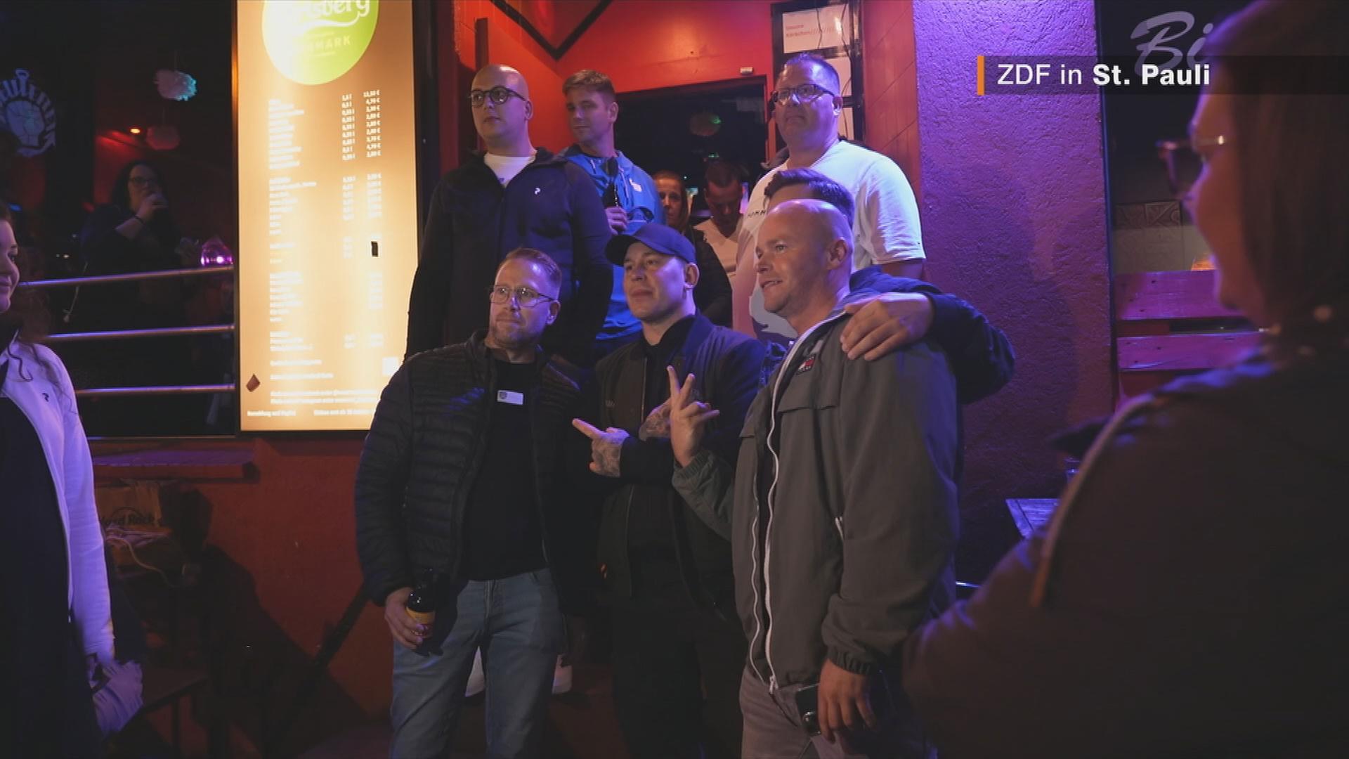 Touristen bei nächtlicher Kneipentour in Hamburg-St. Pauli