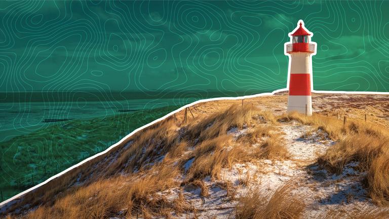 Montage: Ein Leuchtturm auf einer Düne mit dem Wattenmeer im Hintergrund