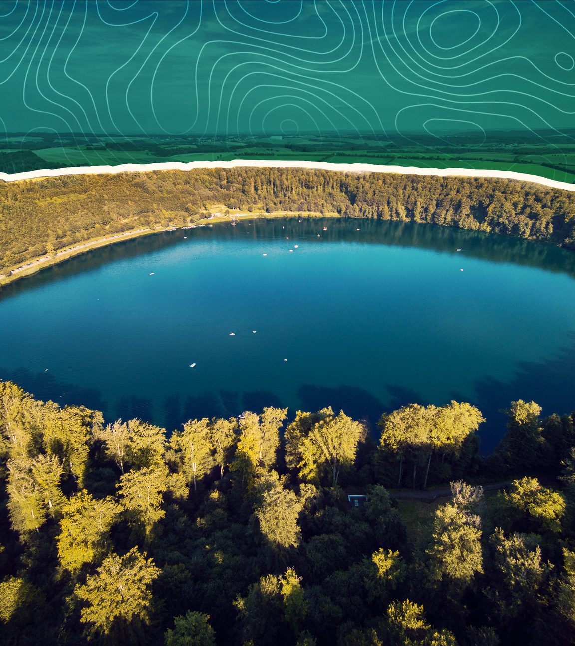 Montage: Ein Maar in der Eifel mit weitem Blick über die Vulkaneifel