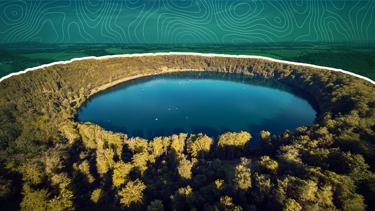 Montage: Ein Maar in der Eifel mit weitem Blick über die Vulkaneifel